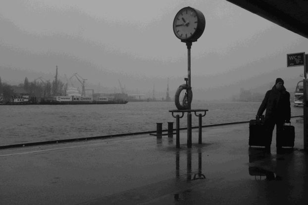 Mann mit zwei Koffern, © Marc Wortmann Mann mit zwei Koffern, © Marc Wortmann