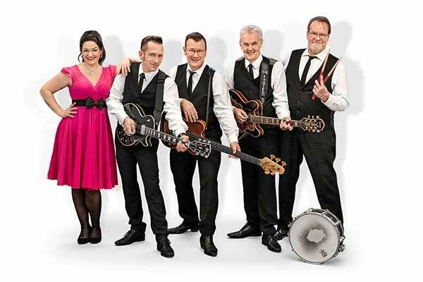 Suzie and the Fireballs, © Suzie and the Fireballs Suzie and the Fireballs, © Suzie and the Fireballs