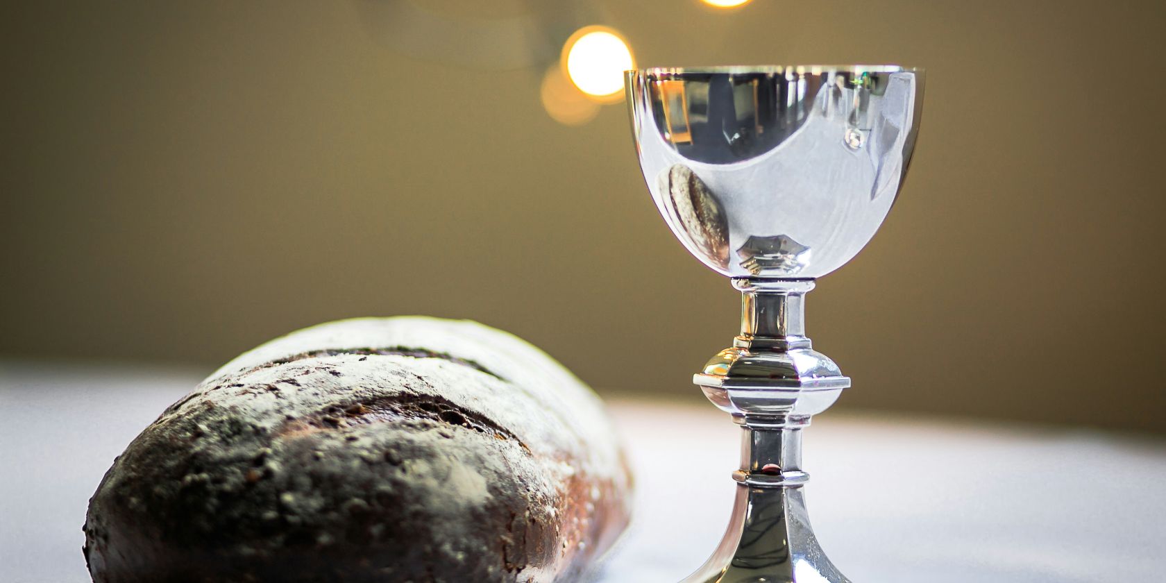 Brot und Weinkelch, © Foto von James Coleman auf Unsplash Brot und Weinkelch, © Foto von James Coleman auf Unsplash