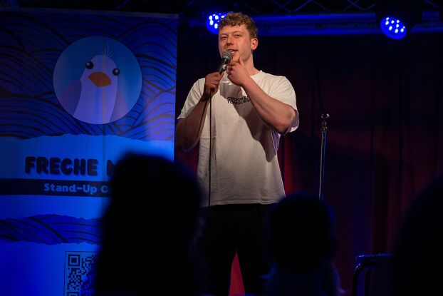 Freche Möwe Stand Up Comedy
- Authentisch. Ehrlich. Live., © Flo Spohn Freche Möwe Stand Up Comedy
- Authentisch. Ehrlich. Live., © Flo Spohn