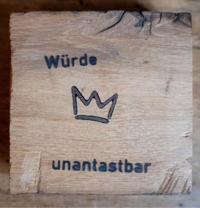 Würdetafel Vereine für Menschwürde und Demokratie e.V., © Vereine für Menschwürde und Demokratie e.V. Würdetafel Vereine für Menschwürde und Demokratie e.V., © Vereine für Menschwürde und Demokratie e.V.