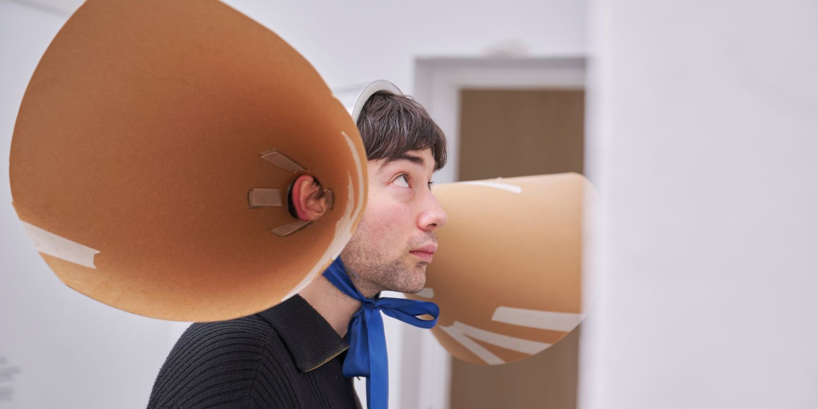 Junger Mann mit "Hörmuscheln", © Maja Meedom Junger Mann mit "Hörmuscheln", © Maja Meedom