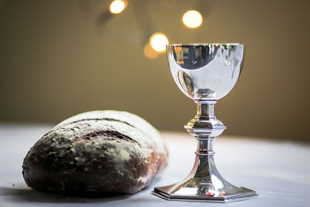 Brot und Weinkelch, © Foto von James Coleman auf Unsplash Brot und Weinkelch, © Foto von James Coleman auf Unsplash