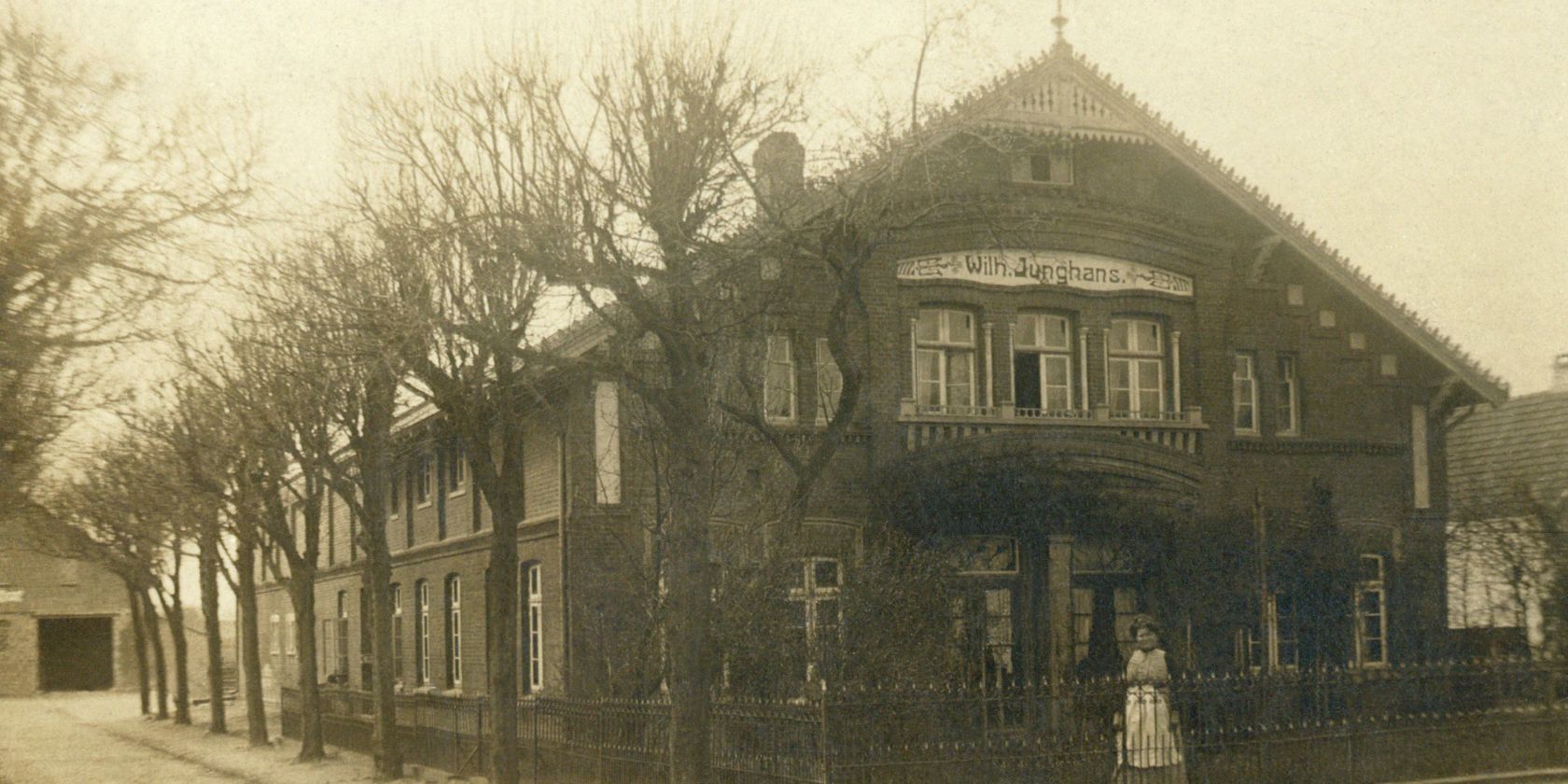 Haupthaus des historischen Hofensembles (heute: Brakula), © Stadtteilarchiv Bramfeld Haupthaus des historischen Hofensembles (heute: Brakula), © Stadtteilarchiv Bramfeld