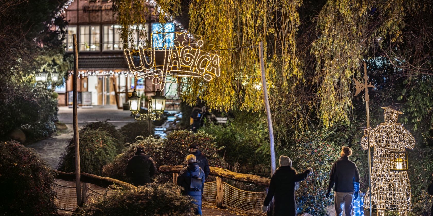 Interaktiver Nachtwächter begrüßt am Eingang bei LUMAGICA Schwarze Berge, © Wildpark Schwarze Berge Interaktiver Nachtwächter begrüßt am Eingang bei LUMAGICA Schwarze Berge, © Wildpark Schwarze Berge