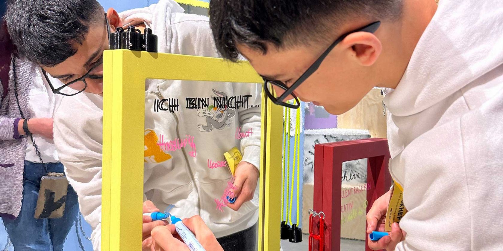 Jugendlicher-Besucher-in-der-Ausstellung-Respekt,-Foto-DASA, © DASA Jugendlicher-Besucher-in-der-Ausstellung-Respekt,-Foto-DASA, © DASA