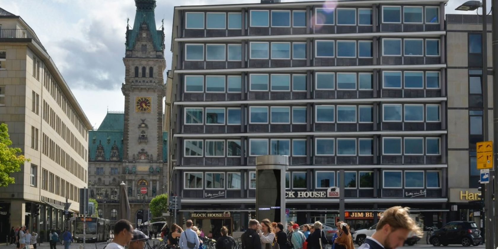 Gedaechtnislücken #revisited, Katharina Kohl, digitale Litfaßsäule Jungfernstieg, Hamburg 2026, Foto: DG. Reiß, © Foto: DG. Reiß Gedaechtnislücken #revisited, Katharina Kohl, digitale Litfaßsäule Jungfernstieg, Hamburg 2026, Foto: DG. Reiß, © Foto: DG. Reiß