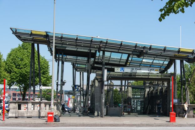 Treffpunkt: U-Bahnhof St. Pauli (Ausgang Millerntorplatz), © Johannes Beschoner Treffpunkt: U-Bahnhof St. Pauli (Ausgang Millerntorplatz), © Johannes Beschoner