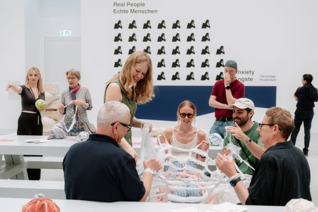 Offener Kunstworkshop: Social Knitting, © © Deichtorhallen Hamburg. Foto: Philipp Meuser Offener Kunstworkshop: Social Knitting, © © Deichtorhallen Hamburg. Foto: Philipp Meuser