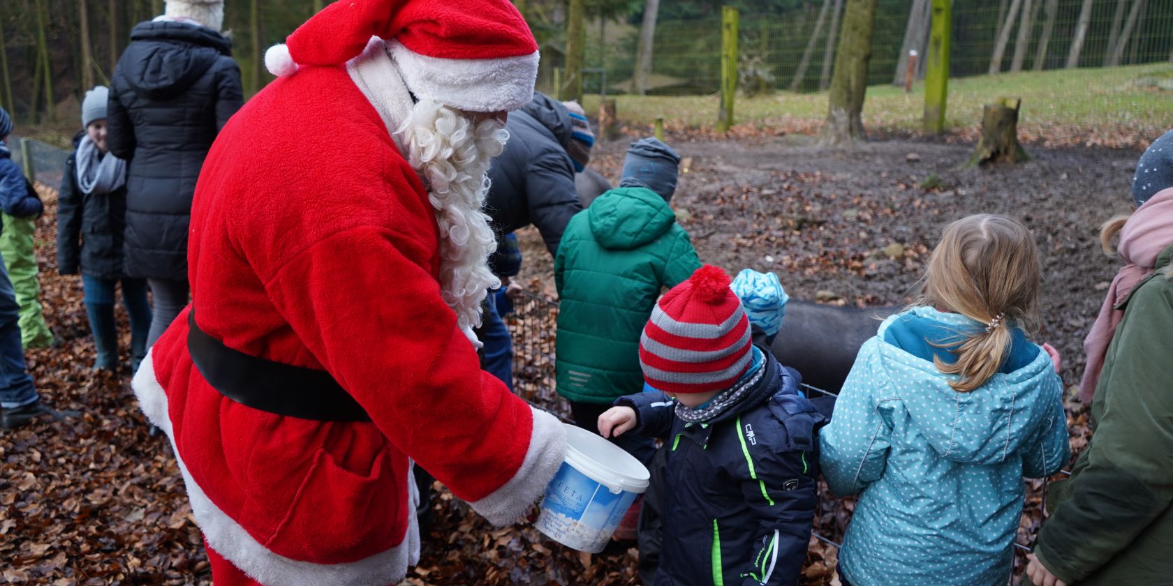 Der Weihnachtsmann und seine Helfer beim Füttern der Tiere im Wildpark Schwarze Berge, © WSB Der Weihnachtsmann und seine Helfer beim Füttern der Tiere im Wildpark Schwarze Berge, © WSB