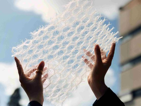 Zwei Hände die Teile eines Fassadensystems halten, © Foto: Patrick Pollmeier Zwei Hände die Teile eines Fassadensystems halten, © Foto: Patrick Pollmeier