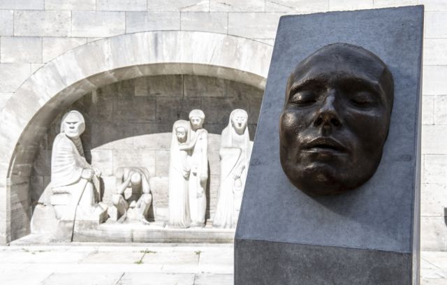 Denkmal für die Bombenopfer auf dem Ohlsdorfer Friedhof, © Thorsten Jander Denkmal für die Bombenopfer auf dem Ohlsdorfer Friedhof, © Thorsten Jander