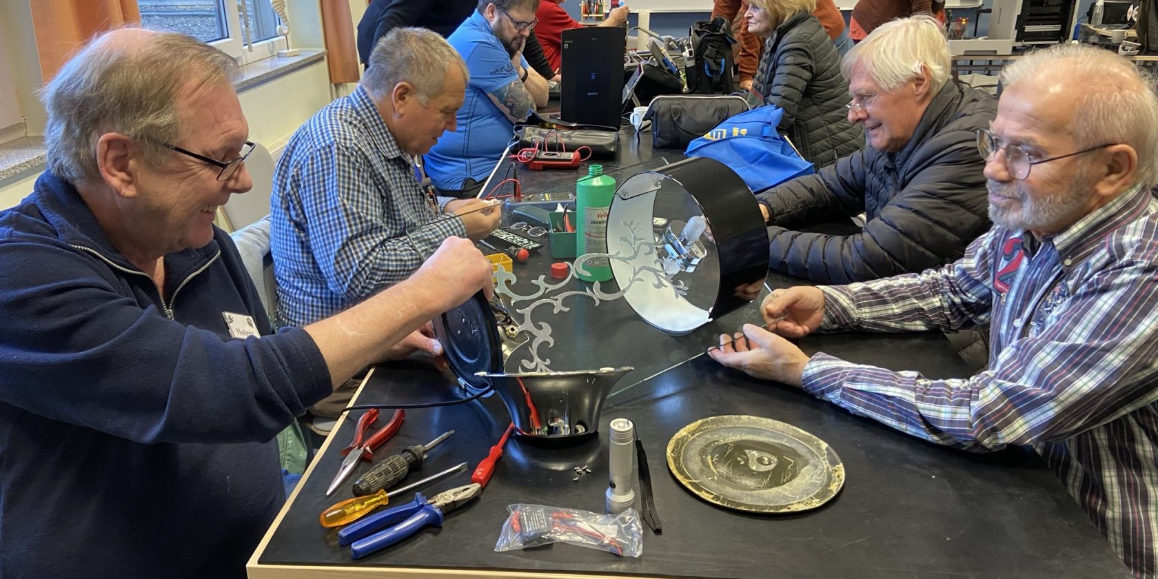 Das Repairteam unterstützt bei vielen Reparaturen und erweckt viele Gegenstände wieder zum Leben, © vhs Das Repairteam unterstützt bei vielen Reparaturen und erweckt viele Gegenstände wieder zum Leben, © vhs
