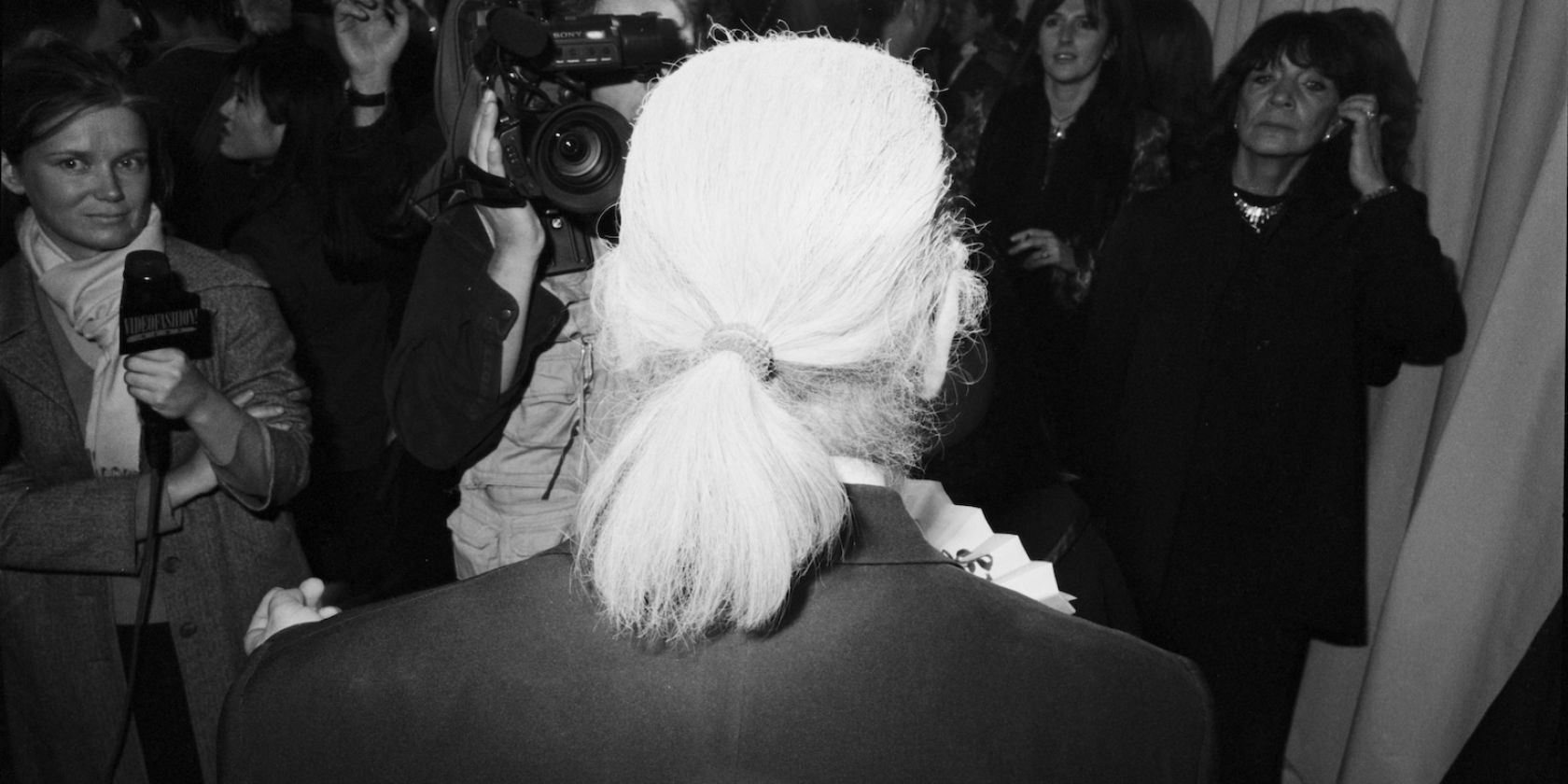 Volker Hinz, Karl Lagerfeld nach einer Prêt-á-porter-Schau, Paris, 1998, © Foto: BSB/Bildarchiv Volker Hinz Volker Hinz, Karl Lagerfeld nach einer Prêt-á-porter-Schau, Paris, 1998, © Foto: BSB/Bildarchiv Volker Hinz
