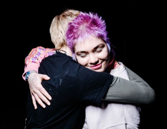 Two people who hug each other., © Michelle Jekel Two people who hug each other., © Michelle Jekel