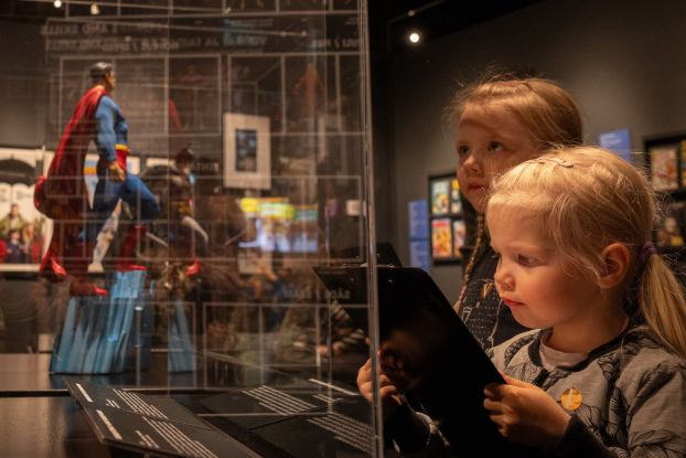 Supersankarit-avajaiset-046, © Copyright Saarni SäilynojaMuseum Centre Vapriikki, Tampere Finland qu. Supersankarit-avajaiset-046, © Copyright Saarni SäilynojaMuseum Centre Vapriikki, Tampere Finland qu.