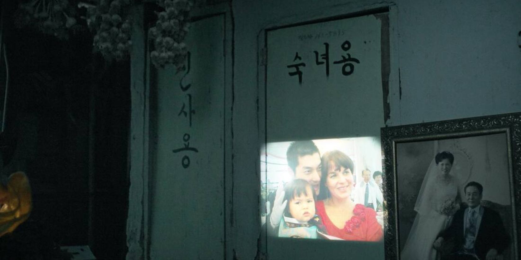 becomingkim-diaprojektion-lq-copyright-neufilm_orig, © https://www.eksystent.com/becoming-kim.html becomingkim-diaprojektion-lq-copyright-neufilm_orig, © https://www.eksystent.com/becoming-kim.html