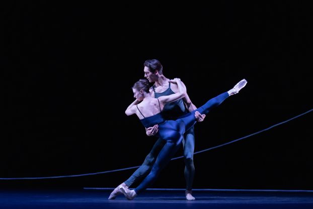 Variations for Two Couples_Hans van Manen_TänzerInnen Ida Praetorius, Matias Oberlin Kiran West, © Kiran West Variations for Two Couples_Hans van Manen_TänzerInnen Ida Praetorius, Matias Oberlin Kiran West, © Kiran West