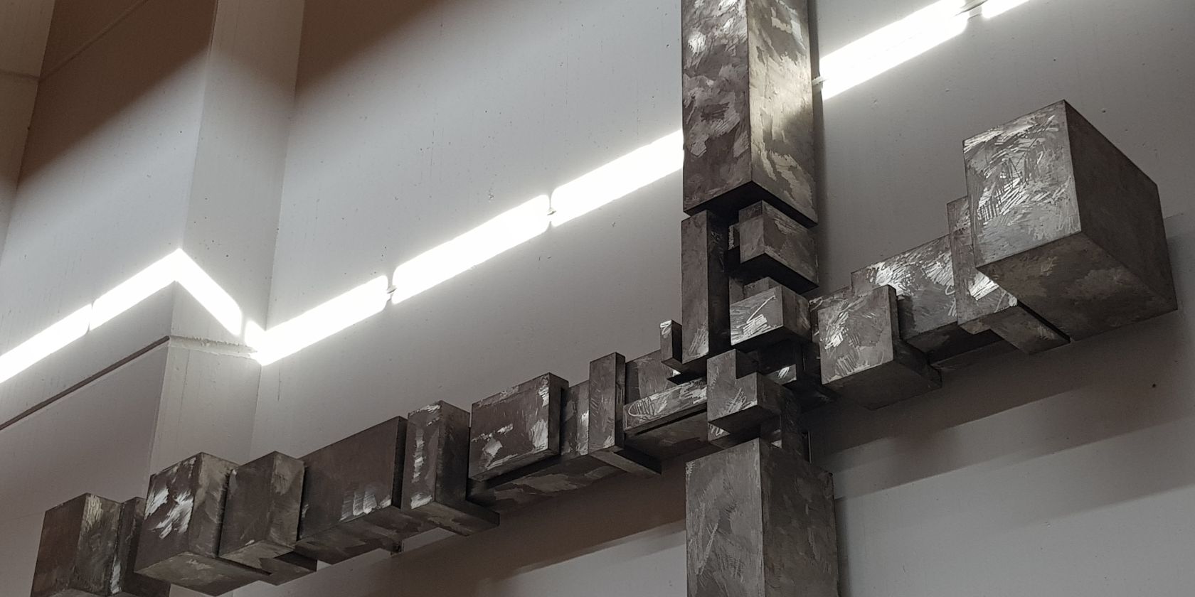 Liegendes Kreuz, Lichtstrahl, © Renate Ott-Filenius Liegendes Kreuz, Lichtstrahl, © Renate Ott-Filenius