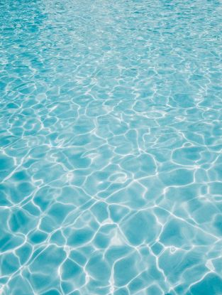 Klares Wasser mit Sonnenreflexionen, © wesley-tingey-unsplash Klares Wasser mit Sonnenreflexionen, © wesley-tingey-unsplash