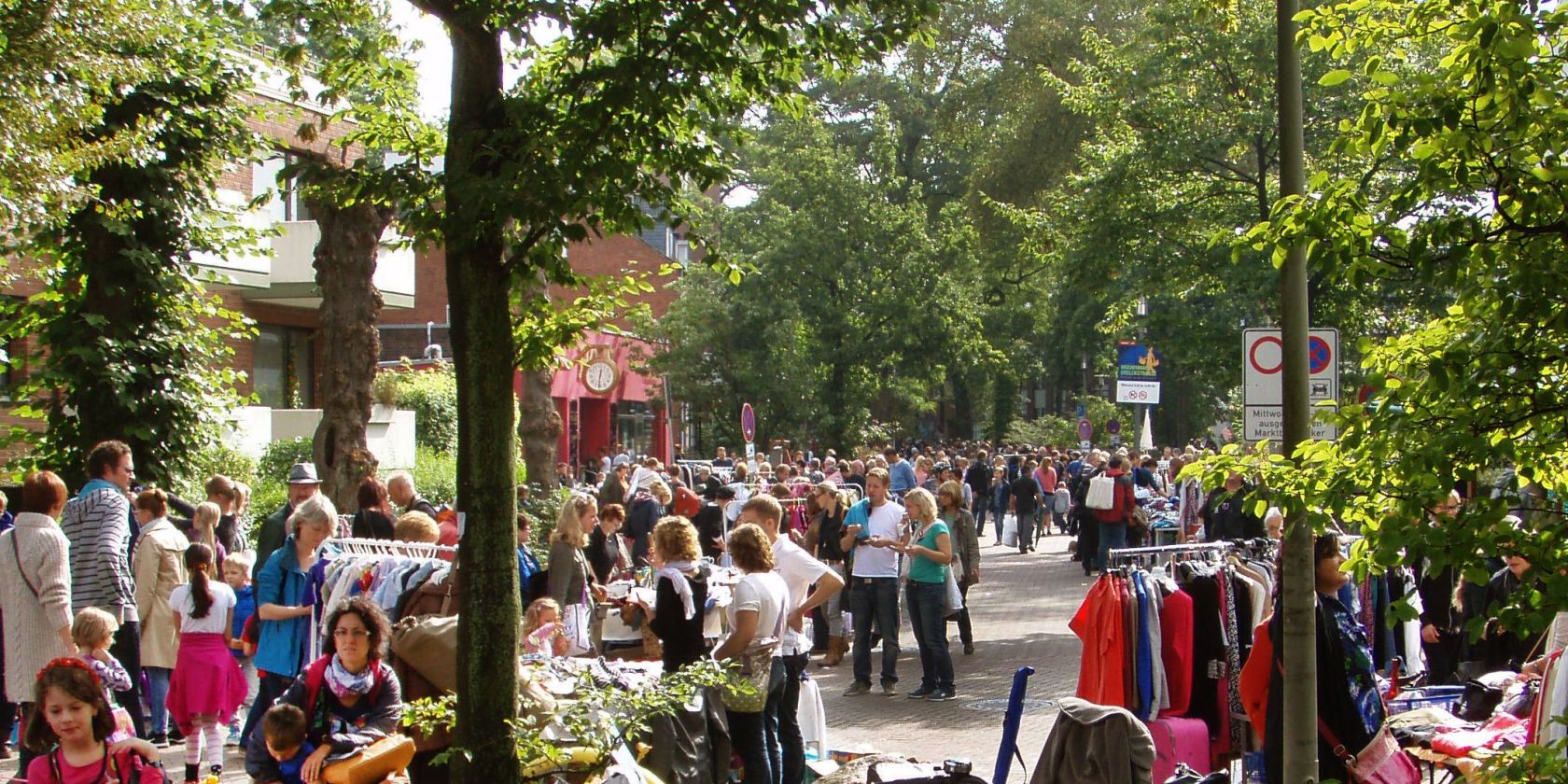Flohmarktbummel unter alten Allebäumen, © Renate Messing Flohmarktbummel unter alten Allebäumen, © Renate Messing