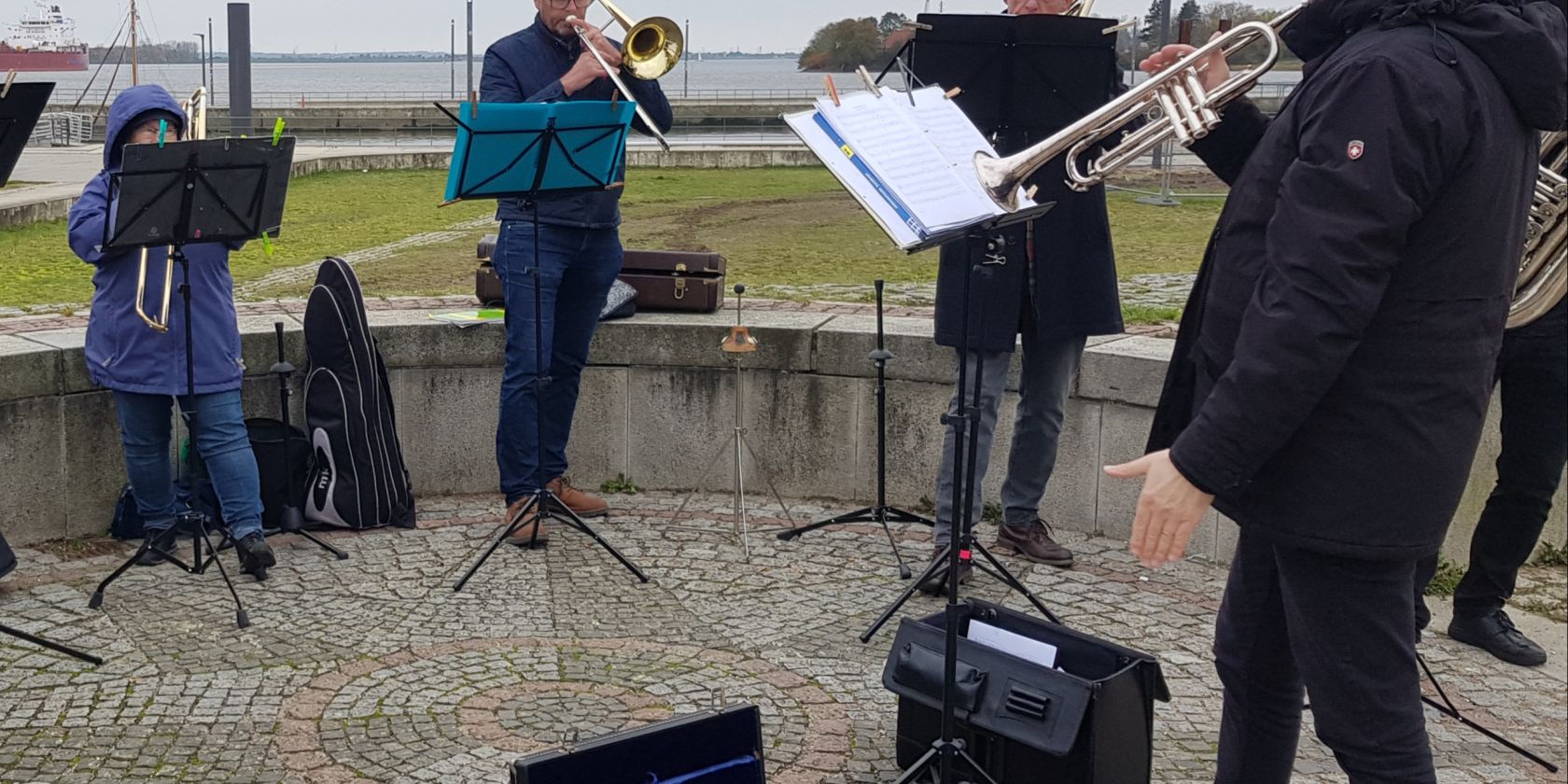 Bläserkreis an der Elbe, © Renate Ott-Filenius Bläserkreis an der Elbe, © Renate Ott-Filenius
