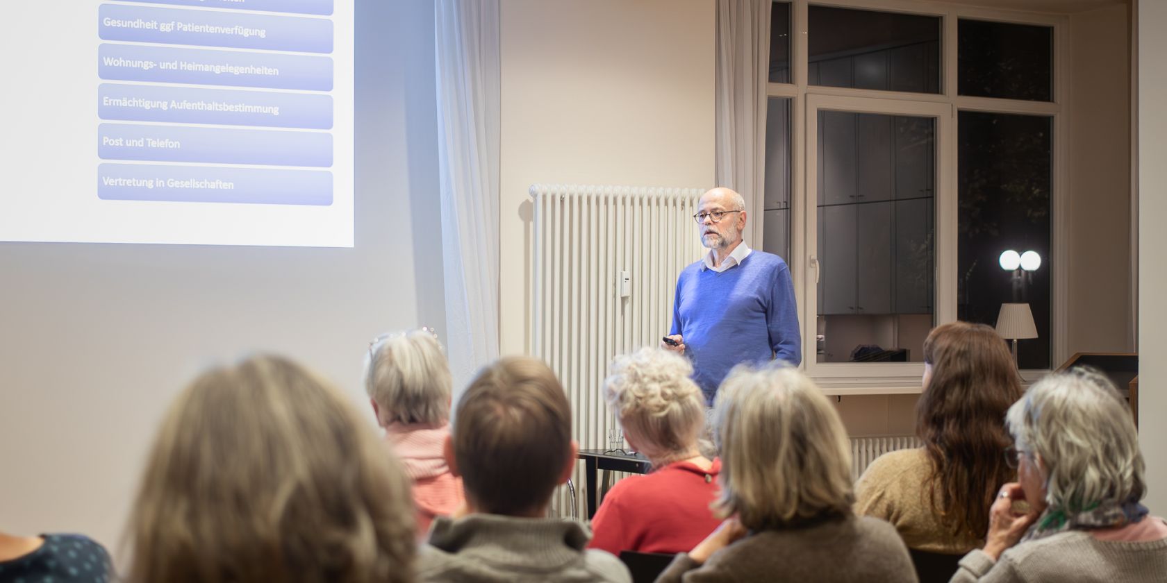 Rechtsanwalt Klaus Jakobsmeyer beim Vortrag im Hamburg Leuchtfeuer Lotsenhaus., © Christian Kieselbach Rechtsanwalt Klaus Jakobsmeyer beim Vortrag im Hamburg Leuchtfeuer Lotsenhaus., © Christian Kieselbach