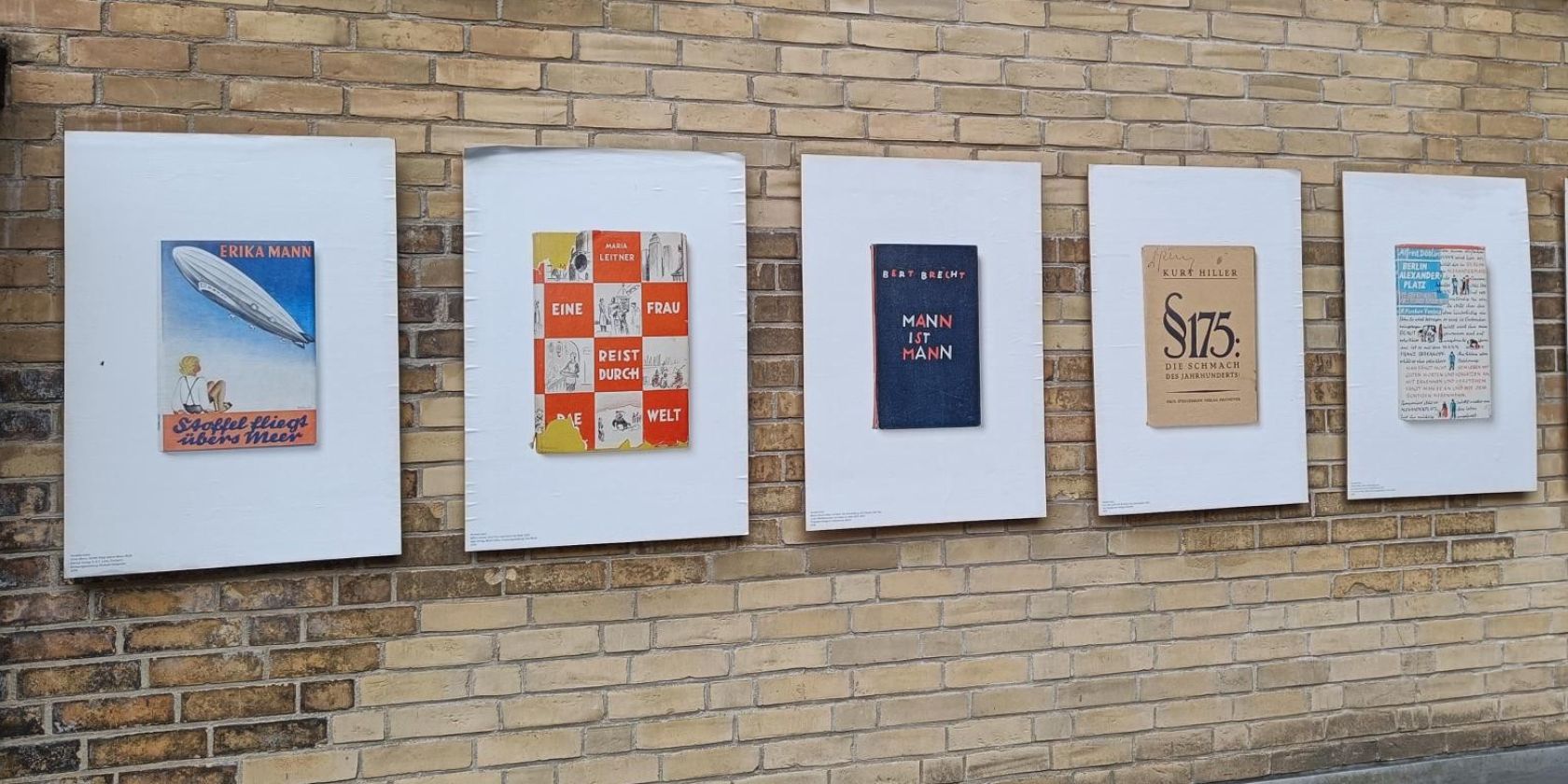 Kunstwerk von Antje Kelm, Teil der Ausstellung FIRE am Mahnmal St. Nikoilai. Plakate mit Covernvon Büchern, die die Nazis 1933 verbrannt haben., © Mahnnmal St. Nikolai Kunstwerk von Antje Kelm, Teil der Ausstellung FIRE am Mahnmal St. Nikoilai. Plakate mit Covernvon Büchern, die die Nazis 1933 verbrannt haben., © Mahnnmal St. Nikolai
