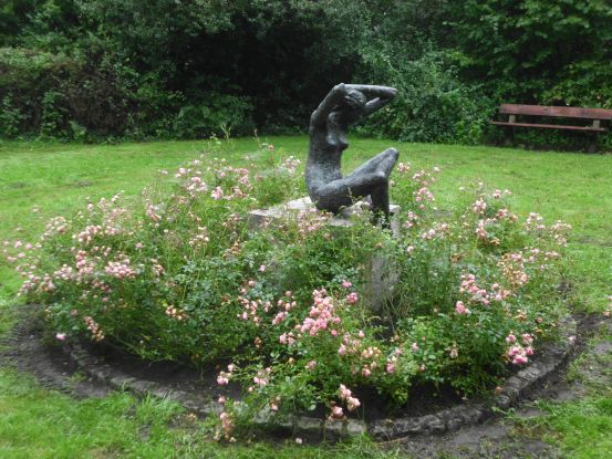 Skulptur "Schöne" im Rosenrondell im Herbst 2019, © Klaus Curth Skulptur "Schöne" im Rosenrondell im Herbst 2019, © Klaus Curth