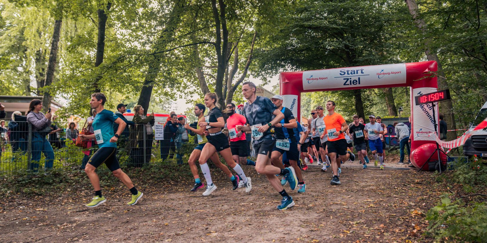 Der Alstertallauf I Start-und Zielbereich, © Förderverein der Jugendleichtathletik in Hamburg e.V. Der Alstertallauf I Start-und Zielbereich, © Förderverein der Jugendleichtathletik in Hamburg e.V.