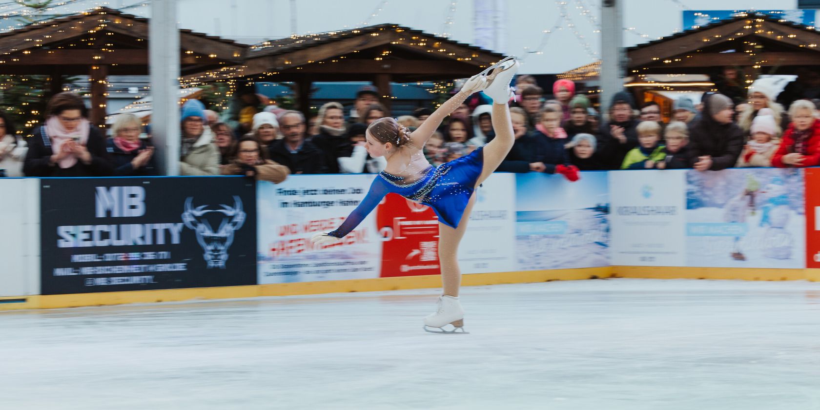 EISWELT SCHARBEUTZ 2025 Eiskunstläuferin peformt © TALB Alexandra Ruppert, © TALB EISWELT SCHARBEUTZ 2025 Eiskunstläuferin peformt © TALB Alexandra Ruppert, © TALB
