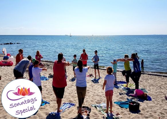 Familienyoga am Strand, © Jessica Grapatin Familienyoga am Strand, © Jessica Grapatin