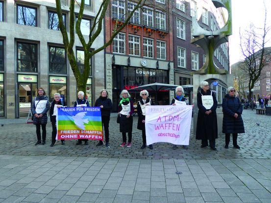 Salonnieren bei der Mahnwache der Frauen in Schwarz, © Irmgard Busemann Salonnieren bei der Mahnwache der Frauen in Schwarz, © Irmgard Busemann