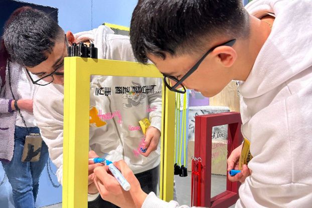 Jugendlicher-Besucher-in-der-Ausstellung-Respekt,-Foto-DASA, © DASA Jugendlicher-Besucher-in-der-Ausstellung-Respekt,-Foto-DASA, © DASA