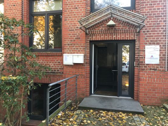 eingang_neumuenster, © quatraCare Gesundheitsakademie gGmbH eingang_neumuenster, © quatraCare Gesundheitsakademie gGmbH