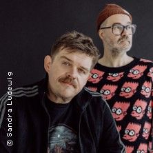 Jupiter Jones - Ich trag den Sarg, Du trägst was Buntes - Tour 2026, © links im Bild Jupiter Jones - Ich trag den Sarg, Du trägst was Buntes - Tour 2026, © links im Bild