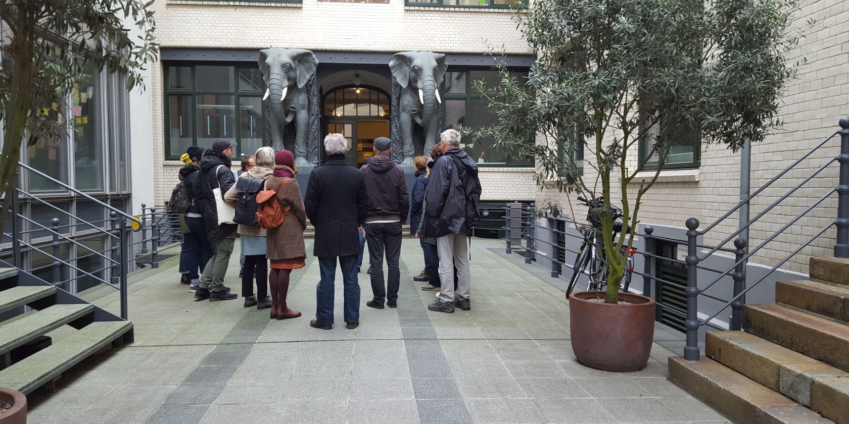 afrikahaus-mit-gruppe_ssachse021, © Martyn Leder afrikahaus-mit-gruppe_ssachse021, © Martyn Leder