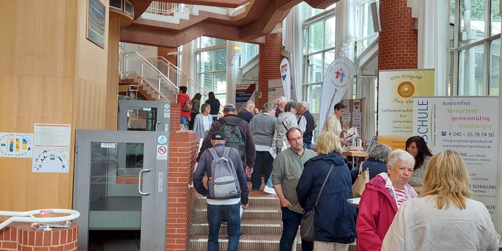 Messestände im Foyer, © Pflegestützpunkt im Kreis Steinburg Messestände im Foyer, © Pflegestützpunkt im Kreis Steinburg