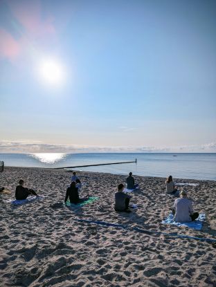Yoga am Strand, © Anne-Katrin Feldkamp Yoga am Strand, © Anne-Katrin Feldkamp