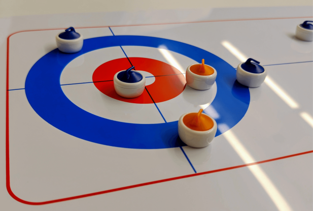 Tisch-Curling in der Bücherhalle, © Bücherhallen Hamburg Tisch-Curling in der Bücherhalle, © Bücherhallen Hamburg