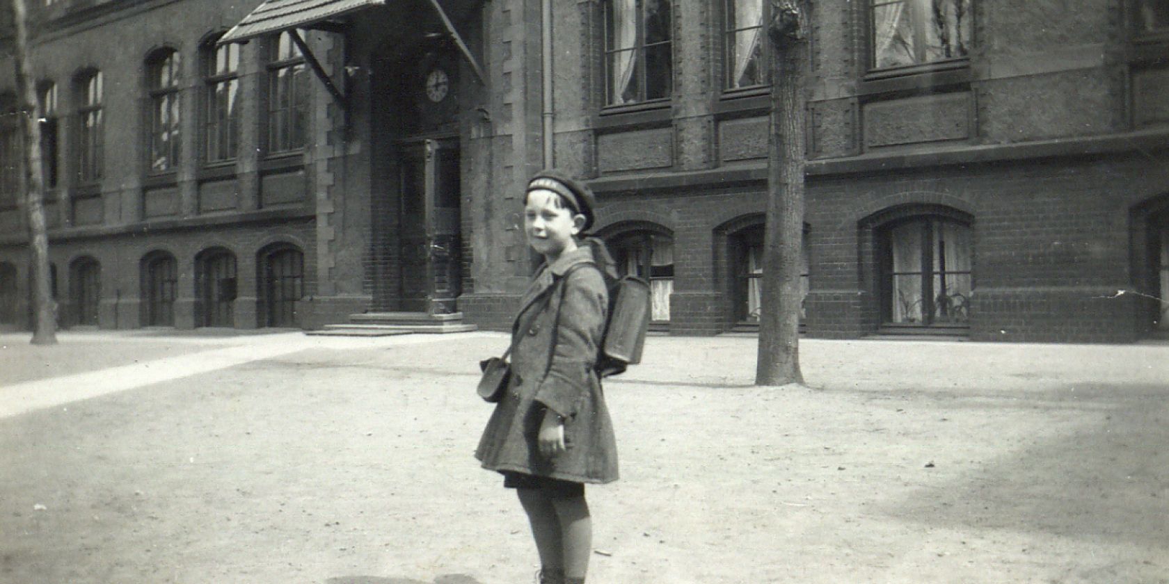 Borchert vor der Schule 1930, © Staats- und Univ. Bibliothek Hamburg Borchert vor der Schule 1930, © Staats- und Univ. Bibliothek Hamburg
