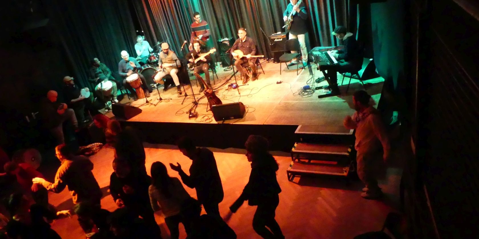 Bergedorfer Global Session 01.24 mit tanzendem Publikum_klein, © LOLA Bergedorf Bergedorfer Global Session 01.24 mit tanzendem Publikum_klein, © LOLA Bergedorf