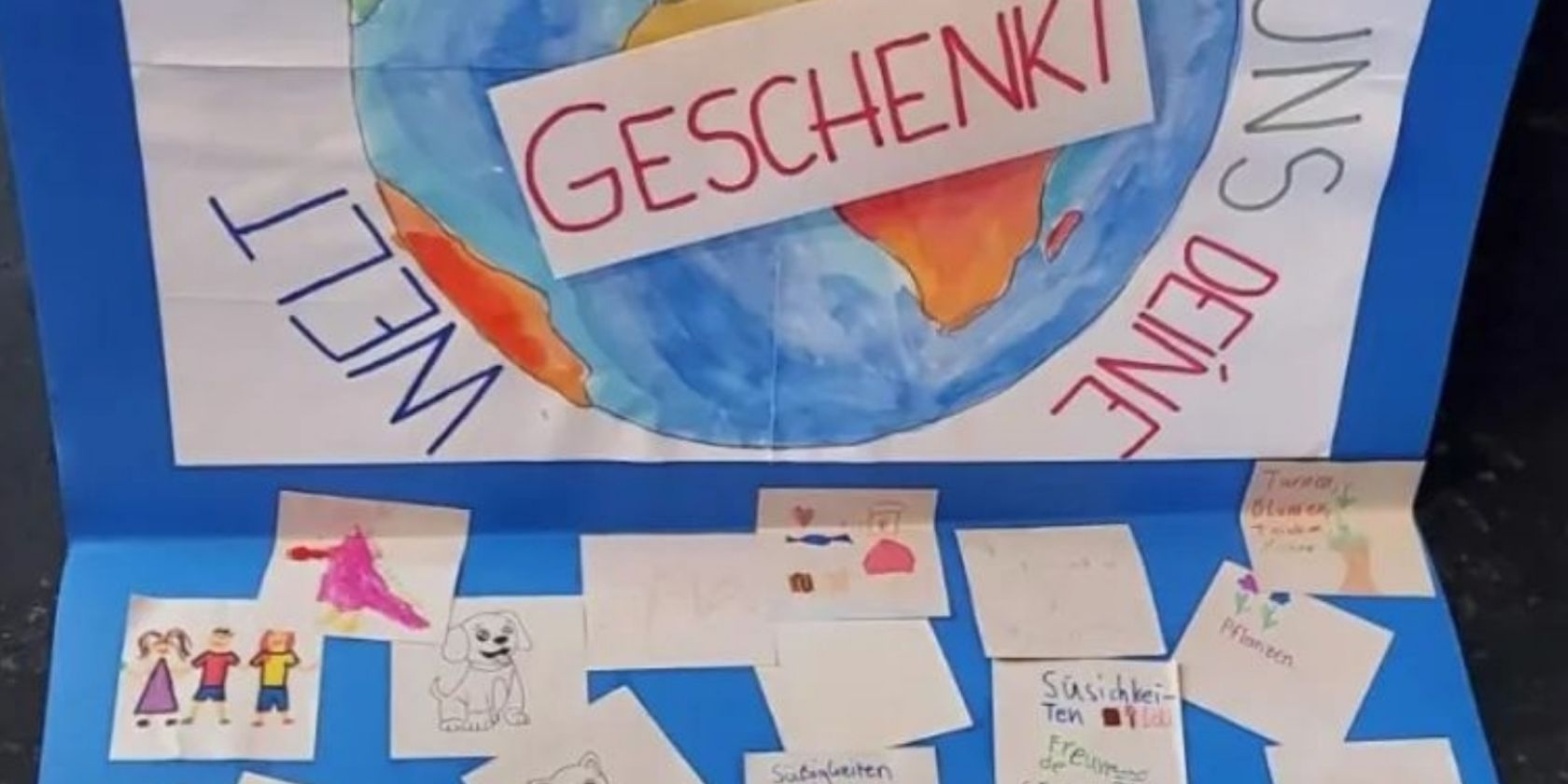 Welt mit Text drumherum `Du hast uns die Welt geschenkt`, © ©Sabine Chr. Lübke Welt mit Text drumherum `Du hast uns die Welt geschenkt`, © ©Sabine Chr. Lübke