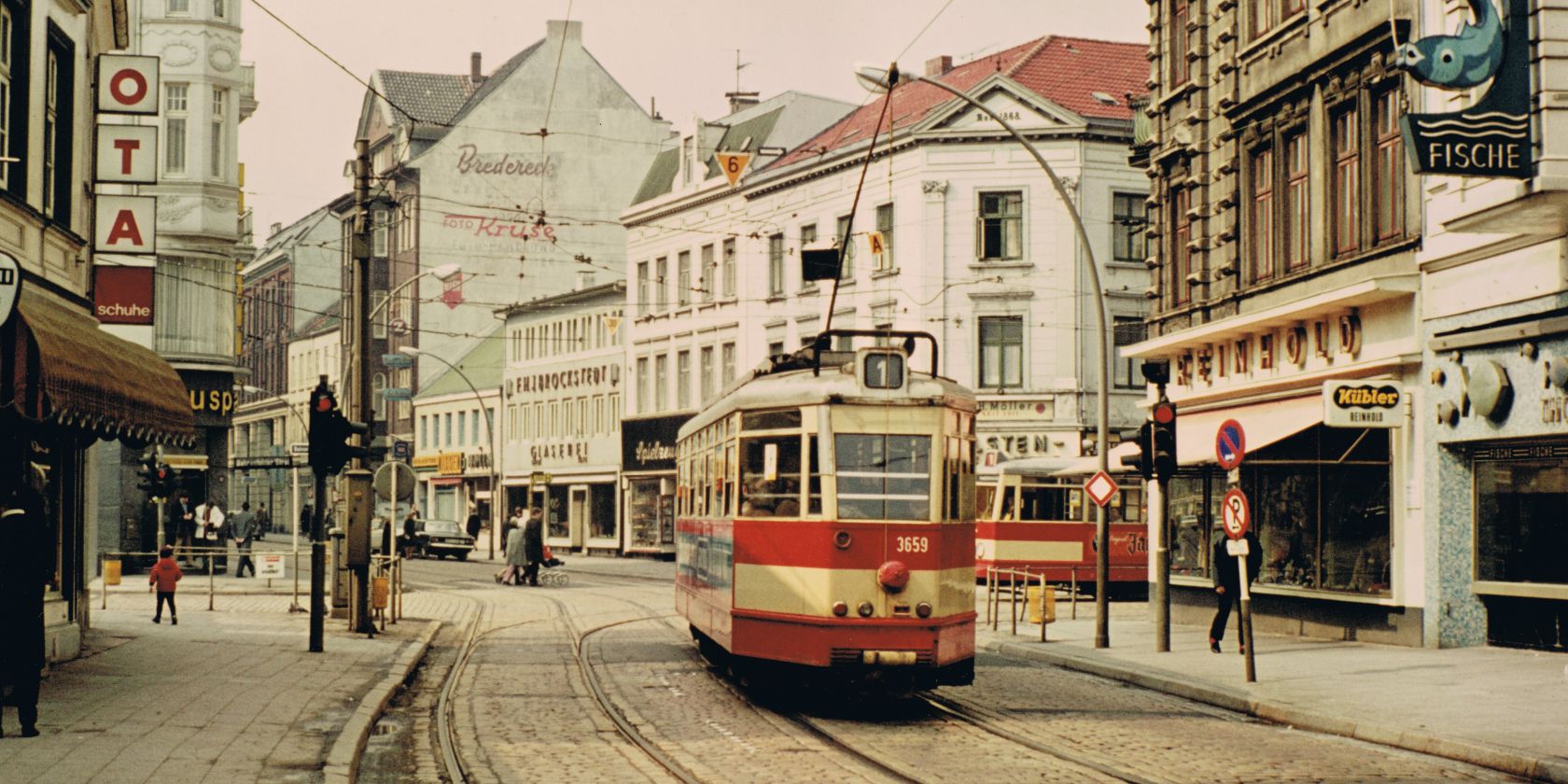 Ottenser Kreuz mit Straßenbahn (1960er-Jahre), © Stadtteilarchiv Ottensen e.V. Ottenser Kreuz mit Straßenbahn (1960er-Jahre), © Stadtteilarchiv Ottensen e.V.