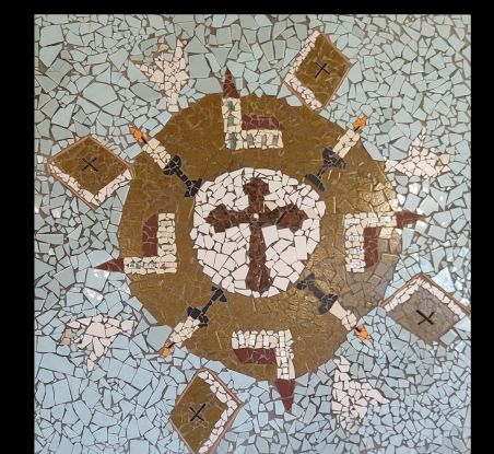 Mosaik mit Kreuz, Kirchen, Kerzen und Bibeln, © ©Sabine Chr. Lübke Mosaik mit Kreuz, Kirchen, Kerzen und Bibeln, © ©Sabine Chr. Lübke