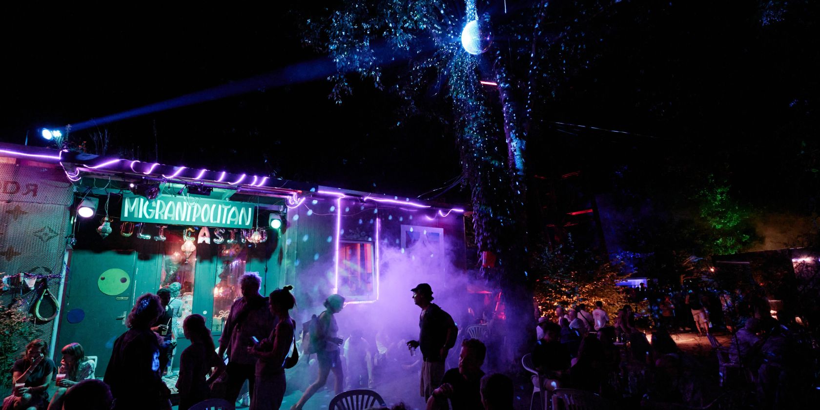 Migrantpolitan bei Nacht in Partystimmung mit Nebel und buntem Licht, © Fabian Hammerl Migrantpolitan bei Nacht in Partystimmung mit Nebel und buntem Licht, © Fabian Hammerl