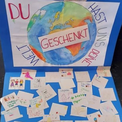 Welt mit Text drumherum `Du hast uns die Welt geschenkt`, © ©Sabine Chr. Lübke Welt mit Text drumherum `Du hast uns die Welt geschenkt`, © ©Sabine Chr. Lübke