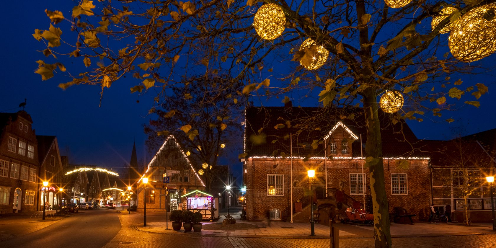 Weihnachtliche Stadtführung durch die historische Altstadt im Nordseebad Otterndorf, © Bernd Otten Weihnachtliche Stadtführung durch die historische Altstadt im Nordseebad Otterndorf, © Bernd Otten