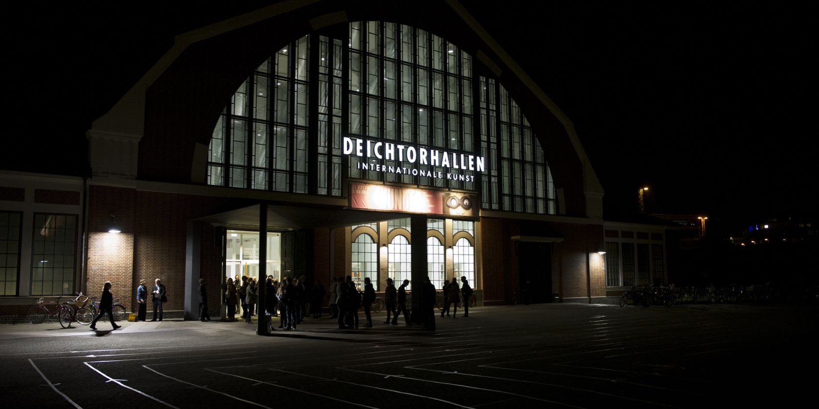 Die Halle für aktuelle Kunst bei Nacht, © Johannes Arlt Die Halle für aktuelle Kunst bei Nacht, © Johannes Arlt