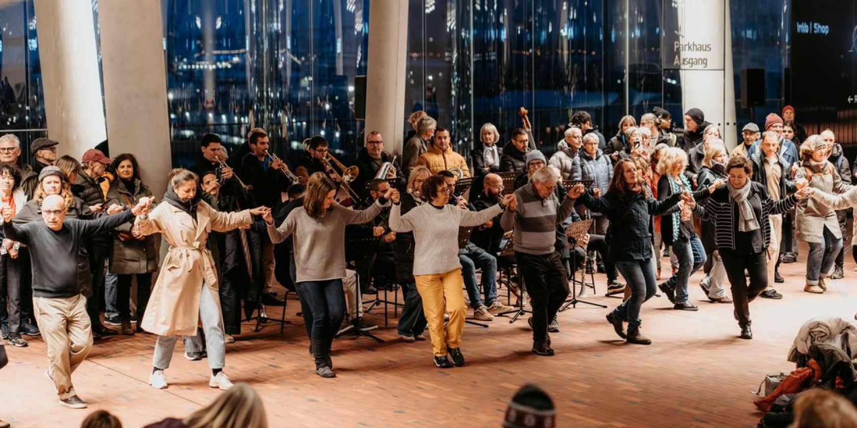 Step Into Dabke – gemeinsam tanzen auf der Plaza, © Sophie Wolter Step Into Dabke – gemeinsam tanzen auf der Plaza, © Sophie Wolter